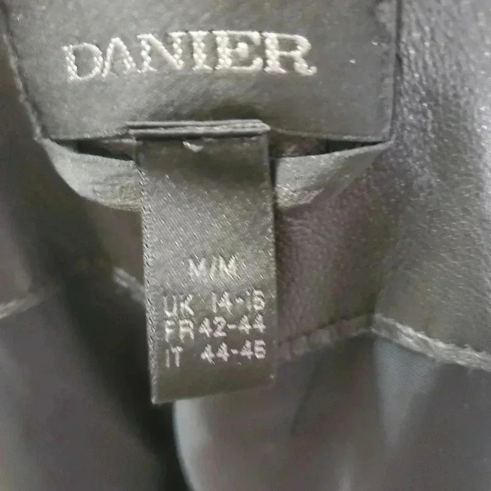 Danier wool  and leather coat. Size medium - Picture 11 of 13